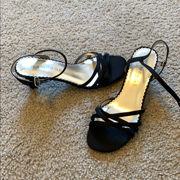 Strapped pumps - Picture 1 of 6